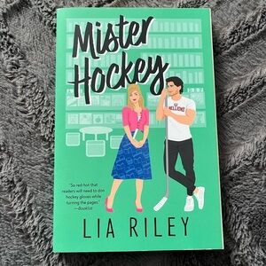 Mister Hockey by Lia Riley - Green Cover